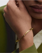 Load image into Gallery viewer, Air Bangle Medium, Goldplate
