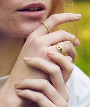 Load image into Gallery viewer, Signet Ring with Itsy Bitsy Bee, 18ct Yellow Gold
