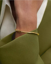 Load image into Gallery viewer, Air Bangle Medium, Goldplate
