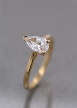 Load image into Gallery viewer, 18ct Yellow Gold, 1.00ct D VVS2 Laboratory Grown Diamond Ring
